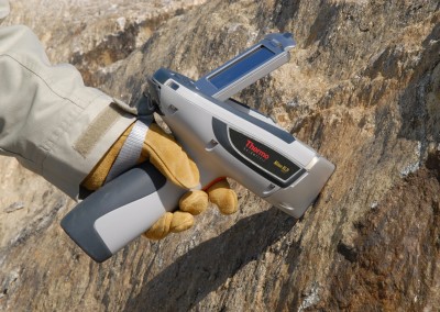 Niton XL3t GOLDD+ on rock